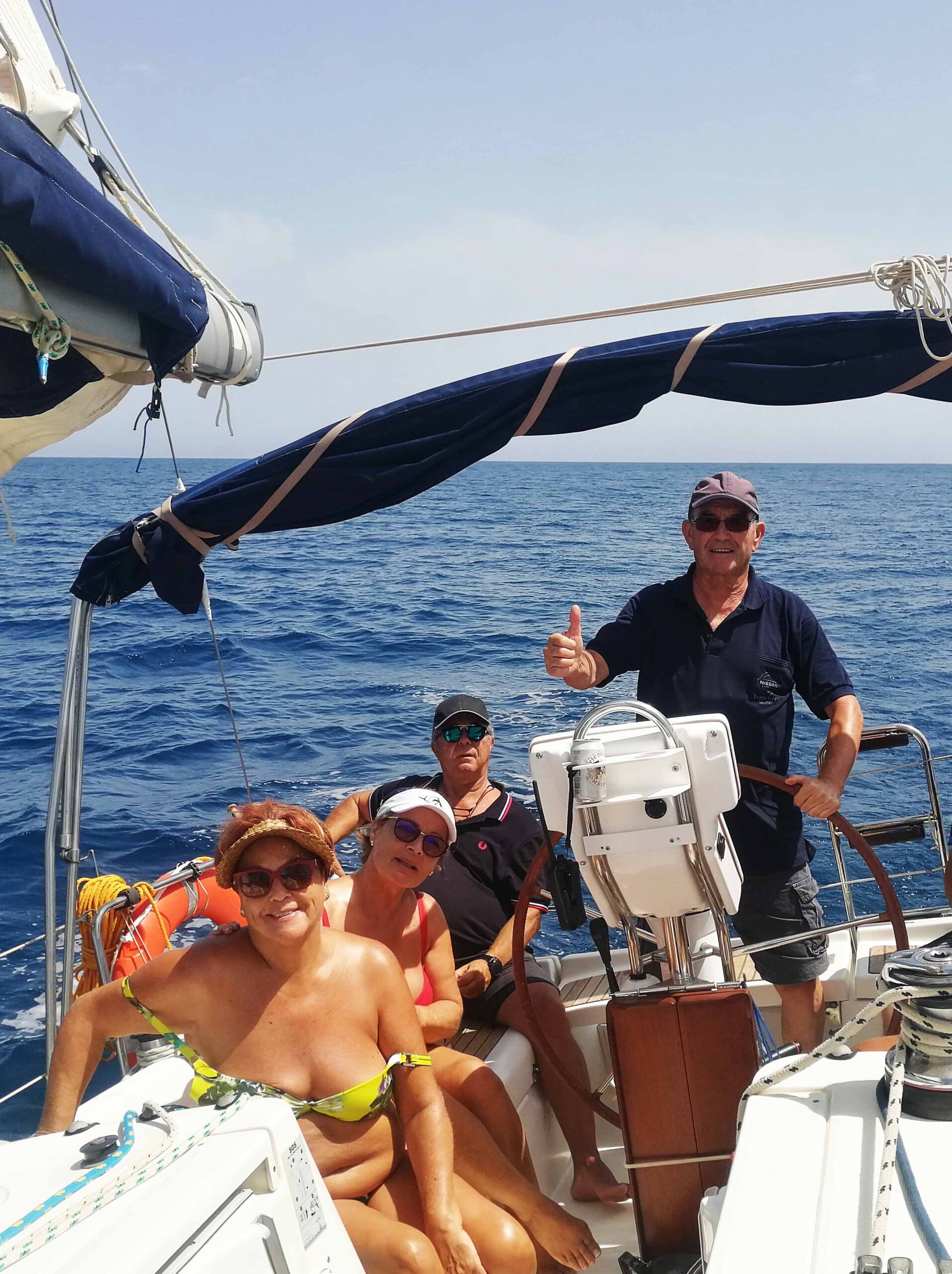 Navegación de crucero desde Marbella en grupo de amigos