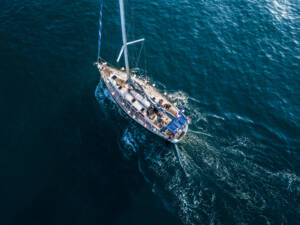 velero vs catamarán para eventos